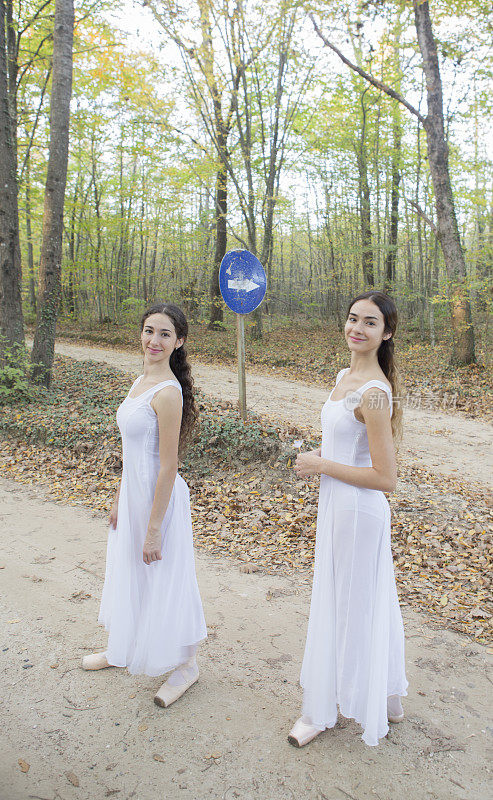芭蕾舞姐妹们在tekirdag turkey外面的公园里摆姿势